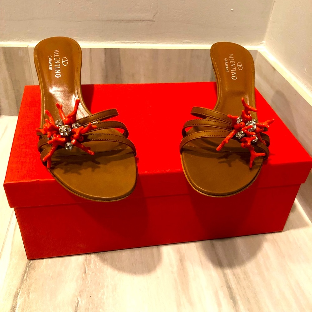 Brand new VALENTINO  GARAVANI small heel tan leather sandal size 38 1/2 (US 8)
